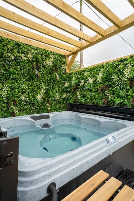 Cottage With Hot Tub Near Knockhill Saline Exterior photo